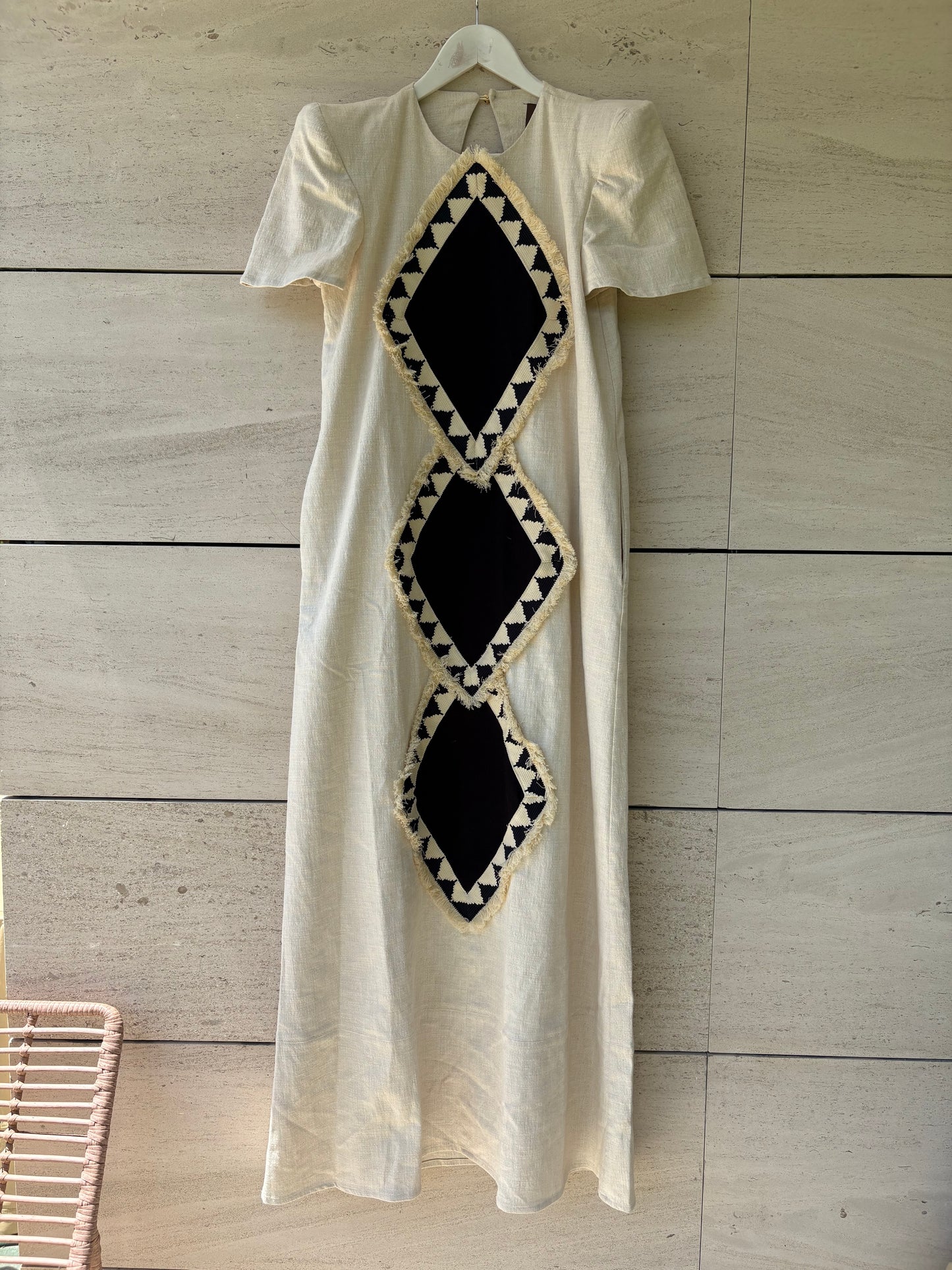 IQ COLLECTION. Beige embroidered Ts dress