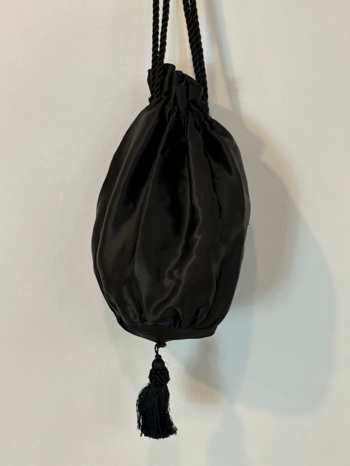 OTRAS. Bombonera negra satinada