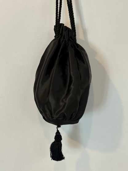 OTRAS. Bombonera negra satinada