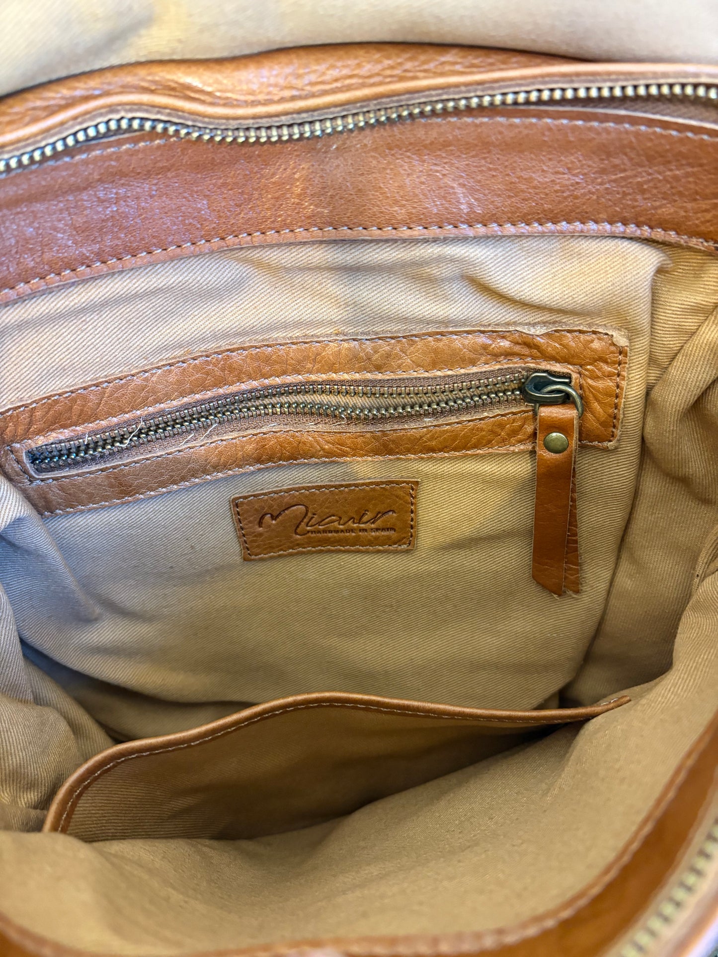 MICUIR. Mochila tachas camel