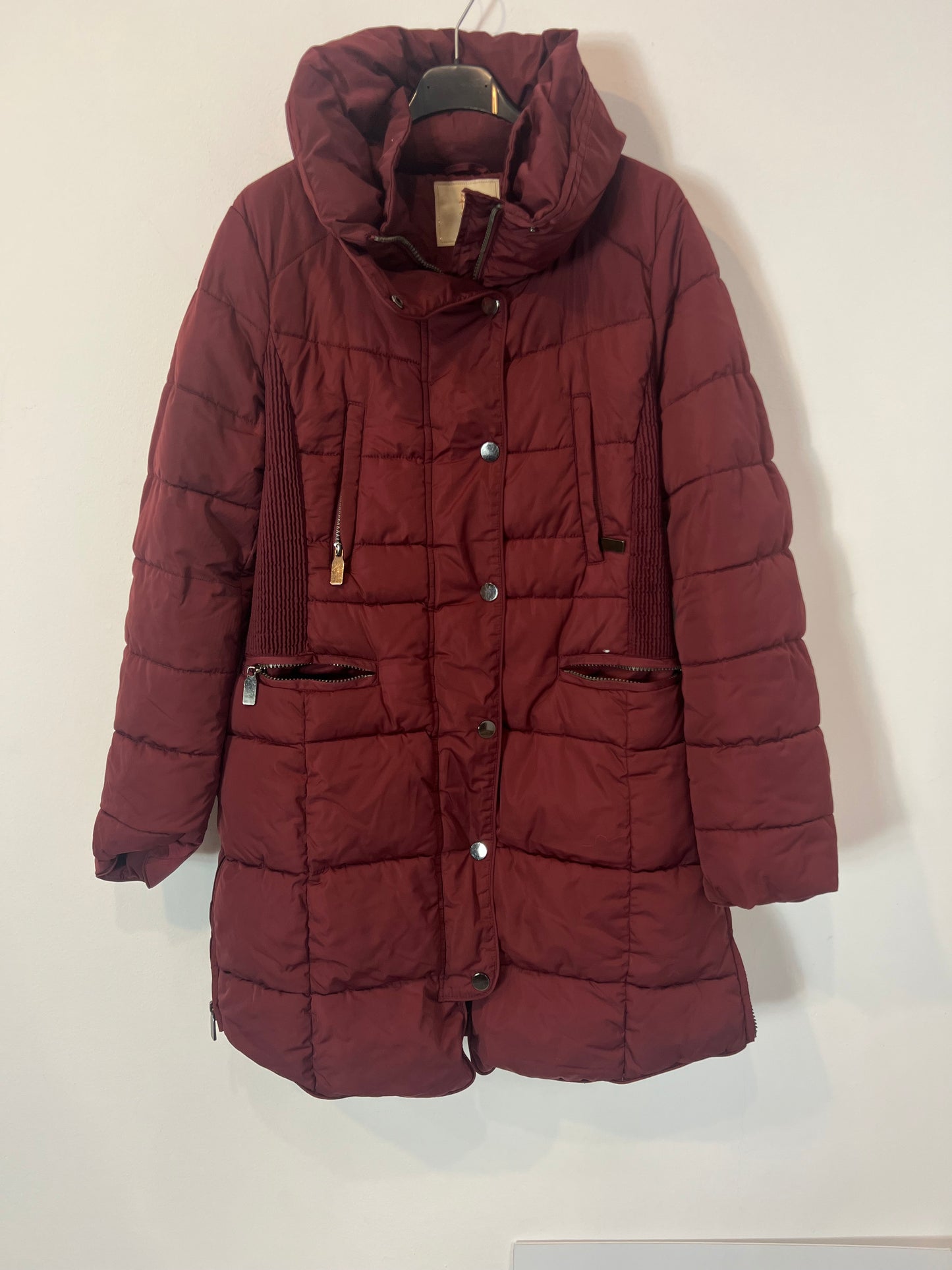 MD WOMAN. Burgundy feathers. TM
