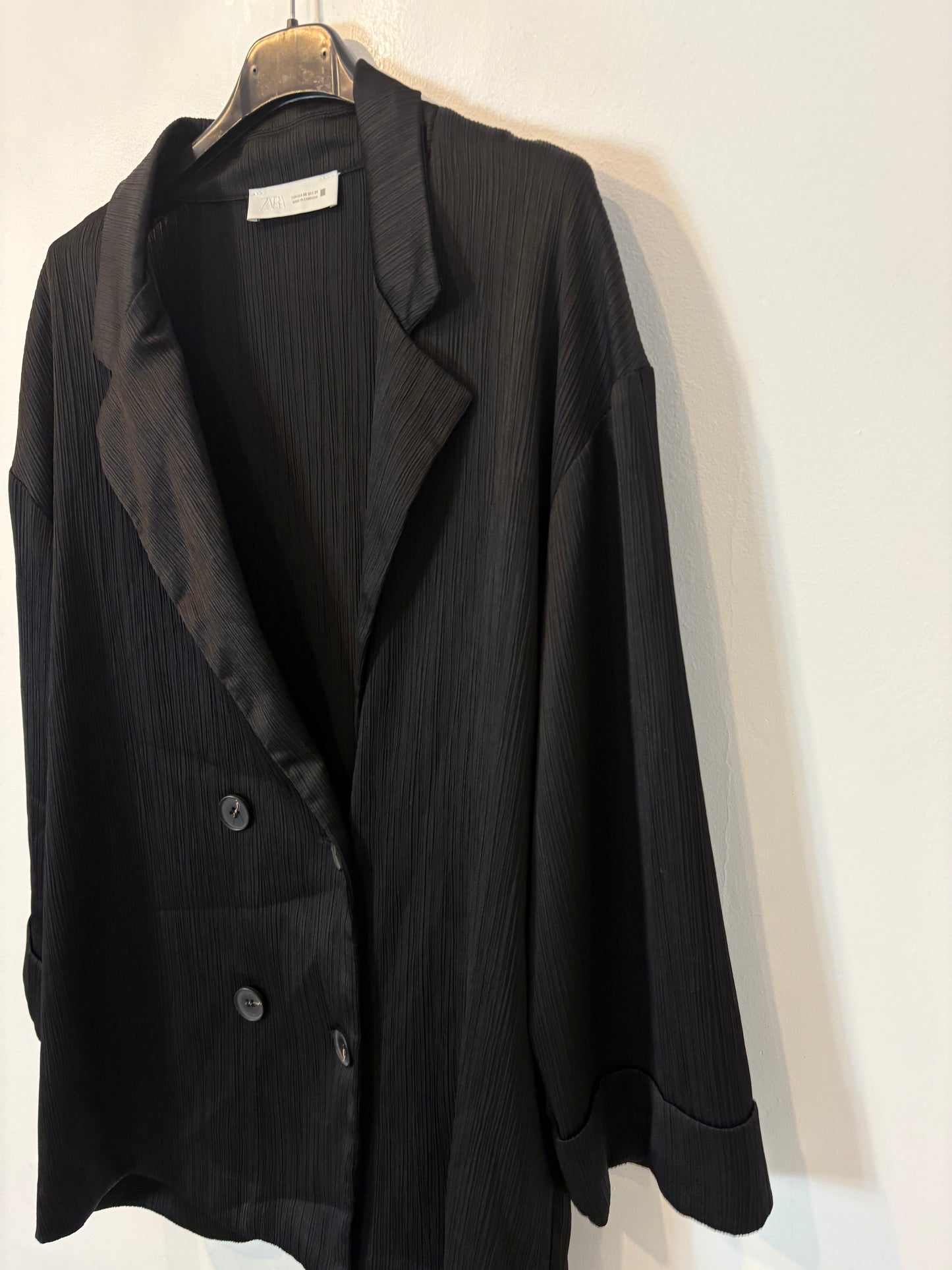 ZARA. Total look negro fluido