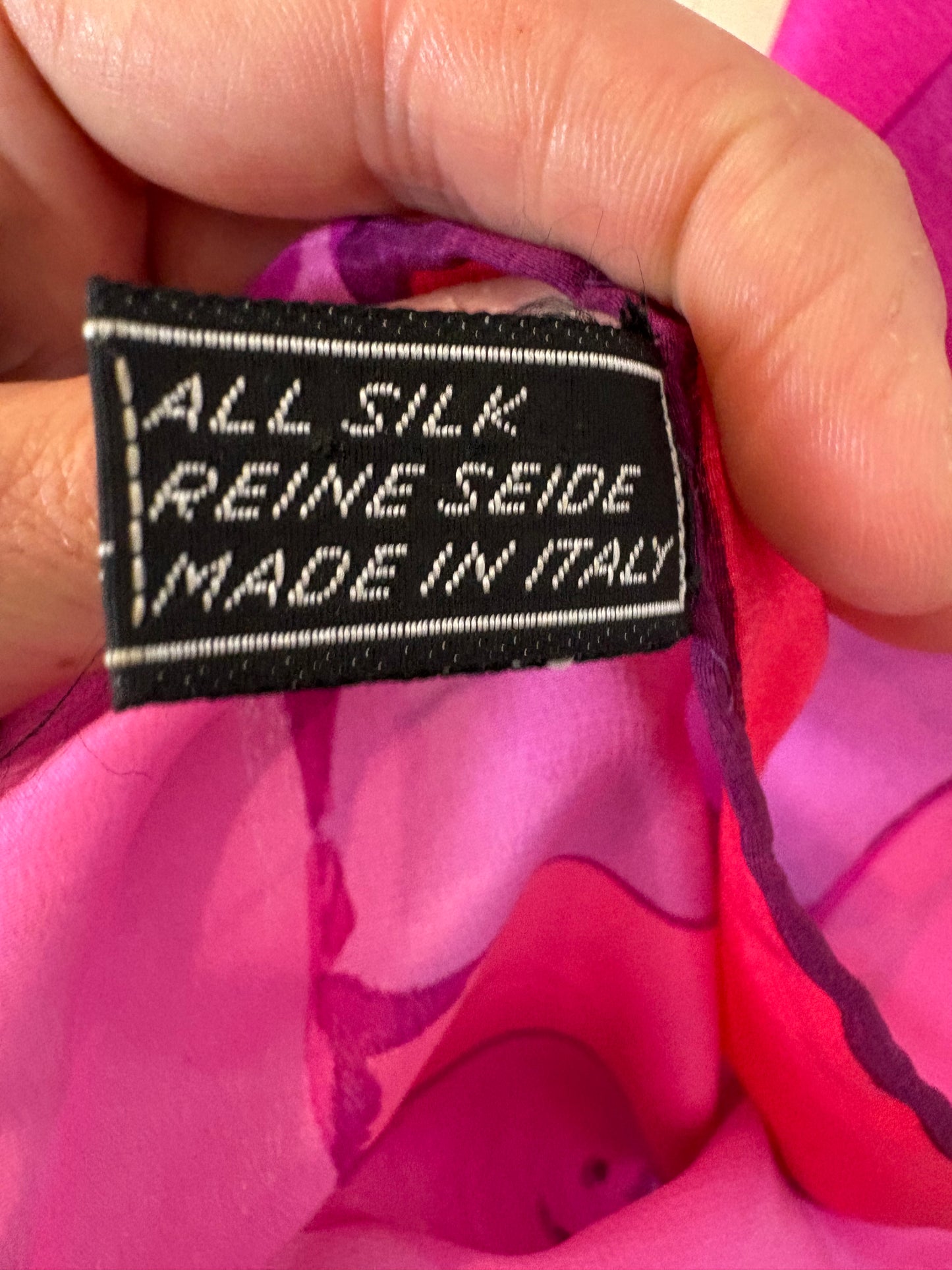 KEN SCOTT. Pañuelo seda rosas