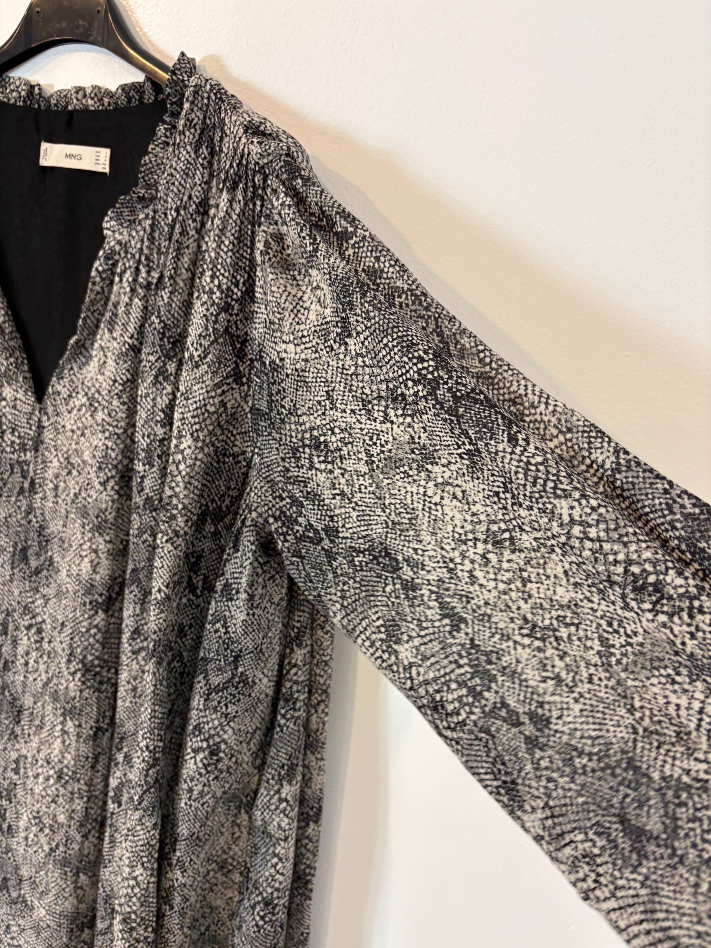 MANGO. Vestido midi snake print. T L