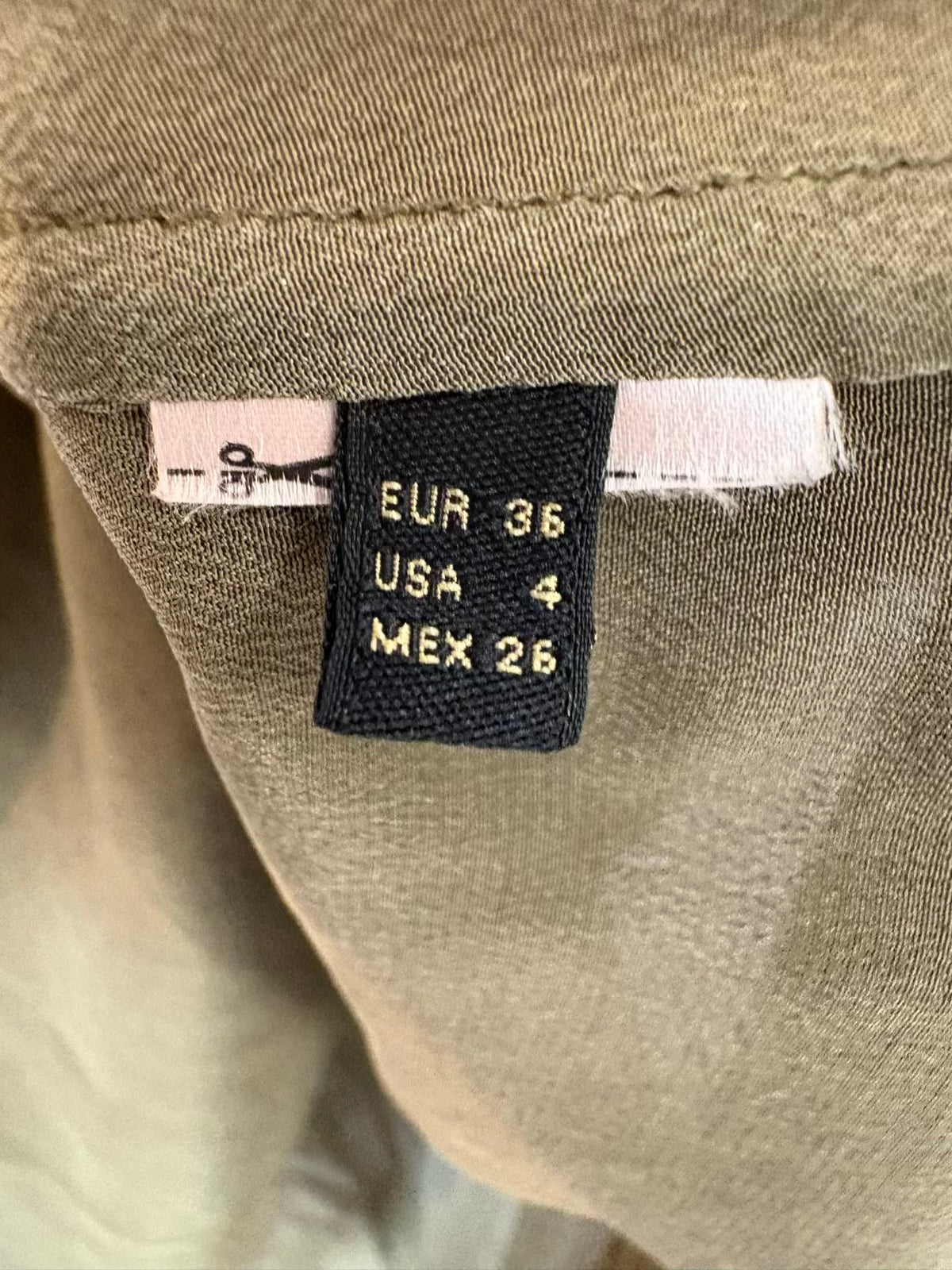 MASSIMO DUTTI. Top verde seda bordados