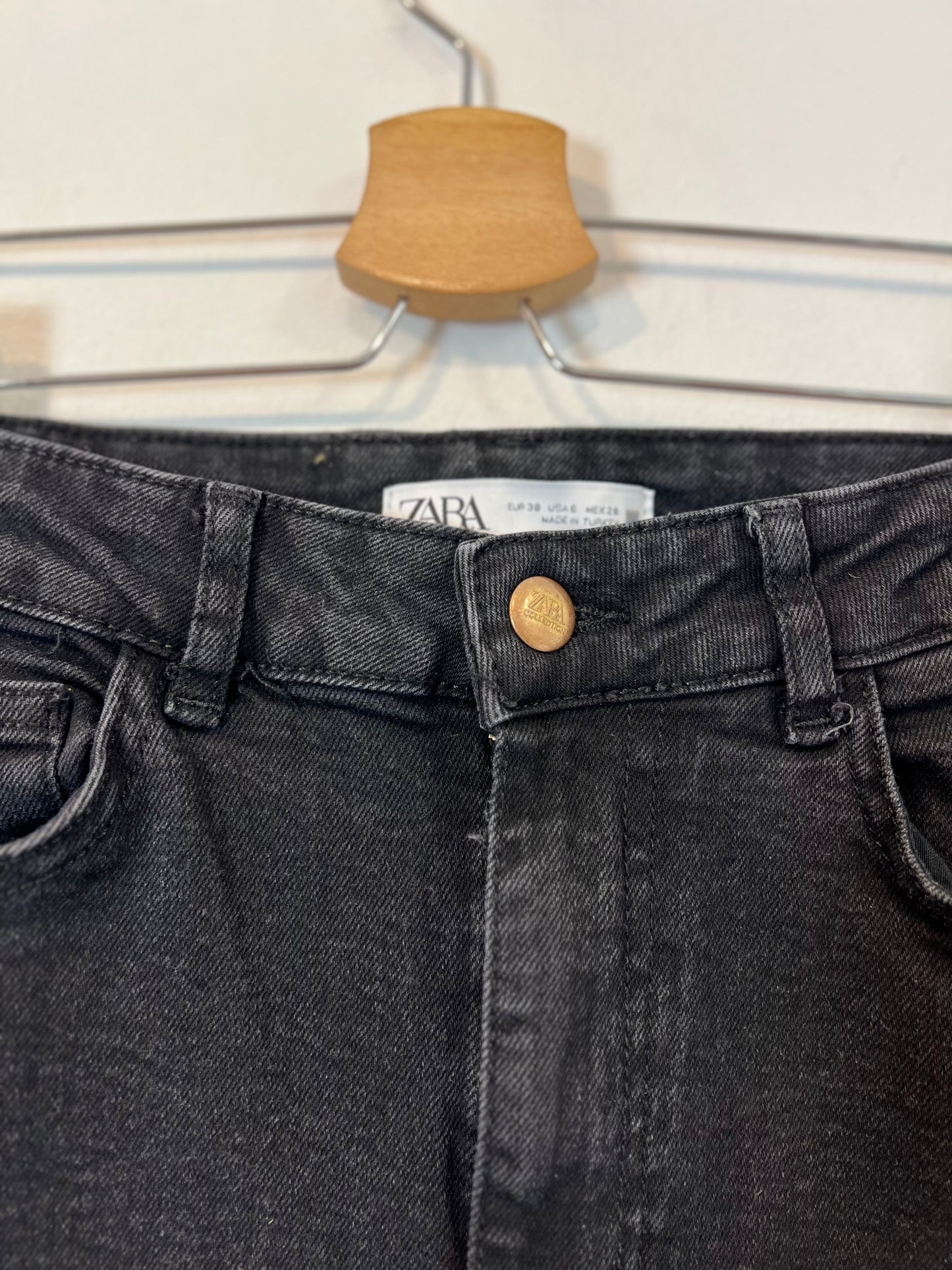 ZARA. Pantalón negro campana T.38