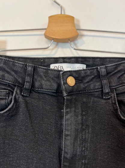 ZARA. Pantalón negro campana T.38