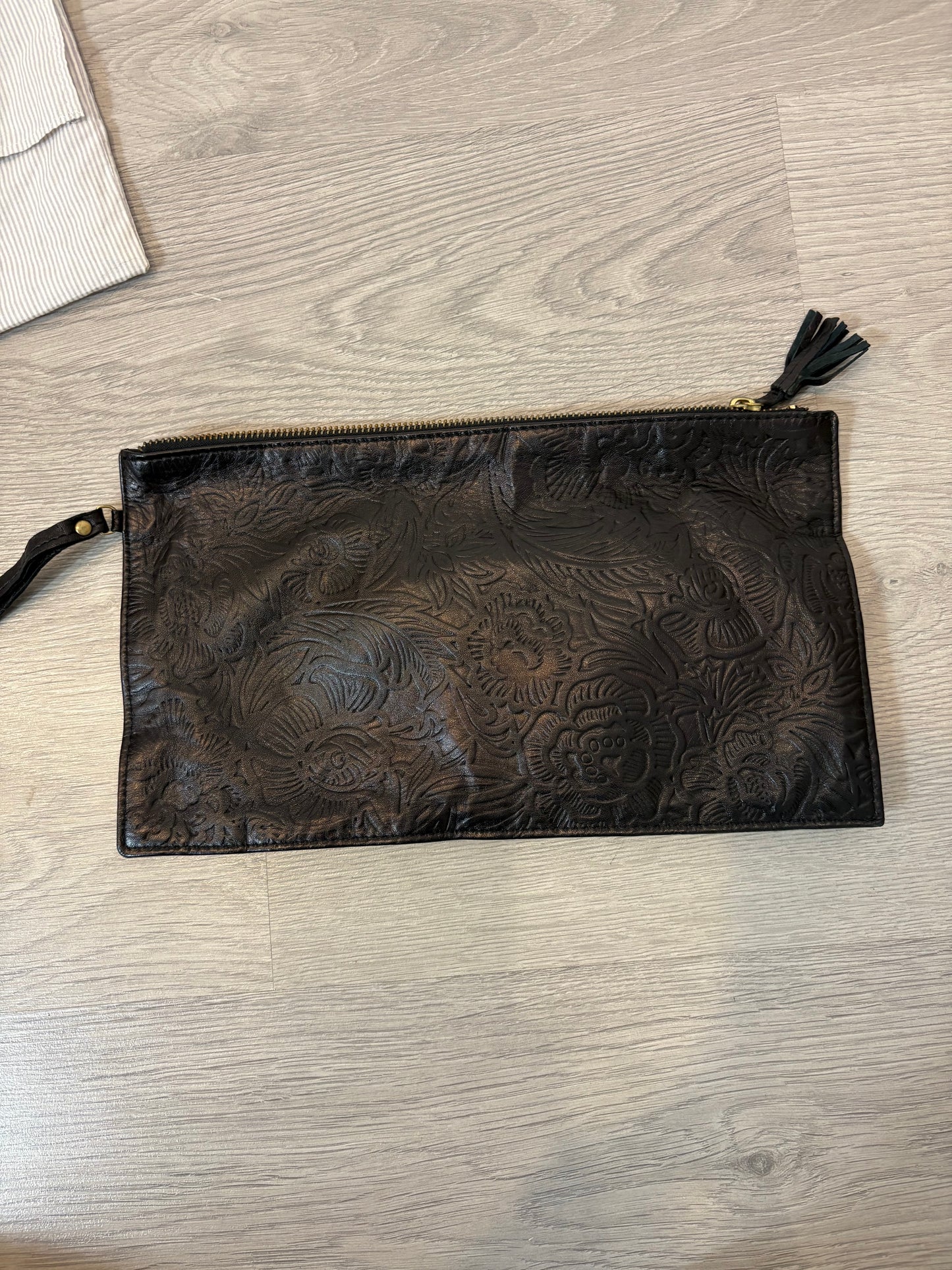 DEVA & COMEYA. Cartera de mano negra piel troquelada