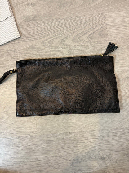 DEVA & COMEYA. Cartera de mano negra piel troquelada