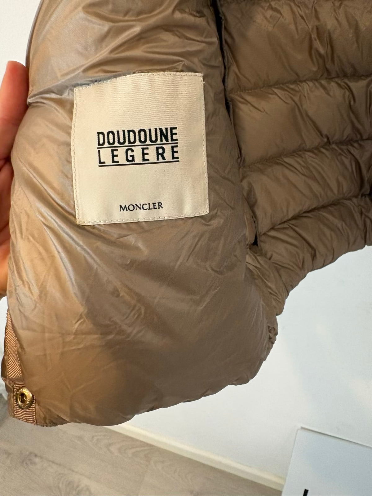 MONCLER. Chaleco ligero beige oscuro