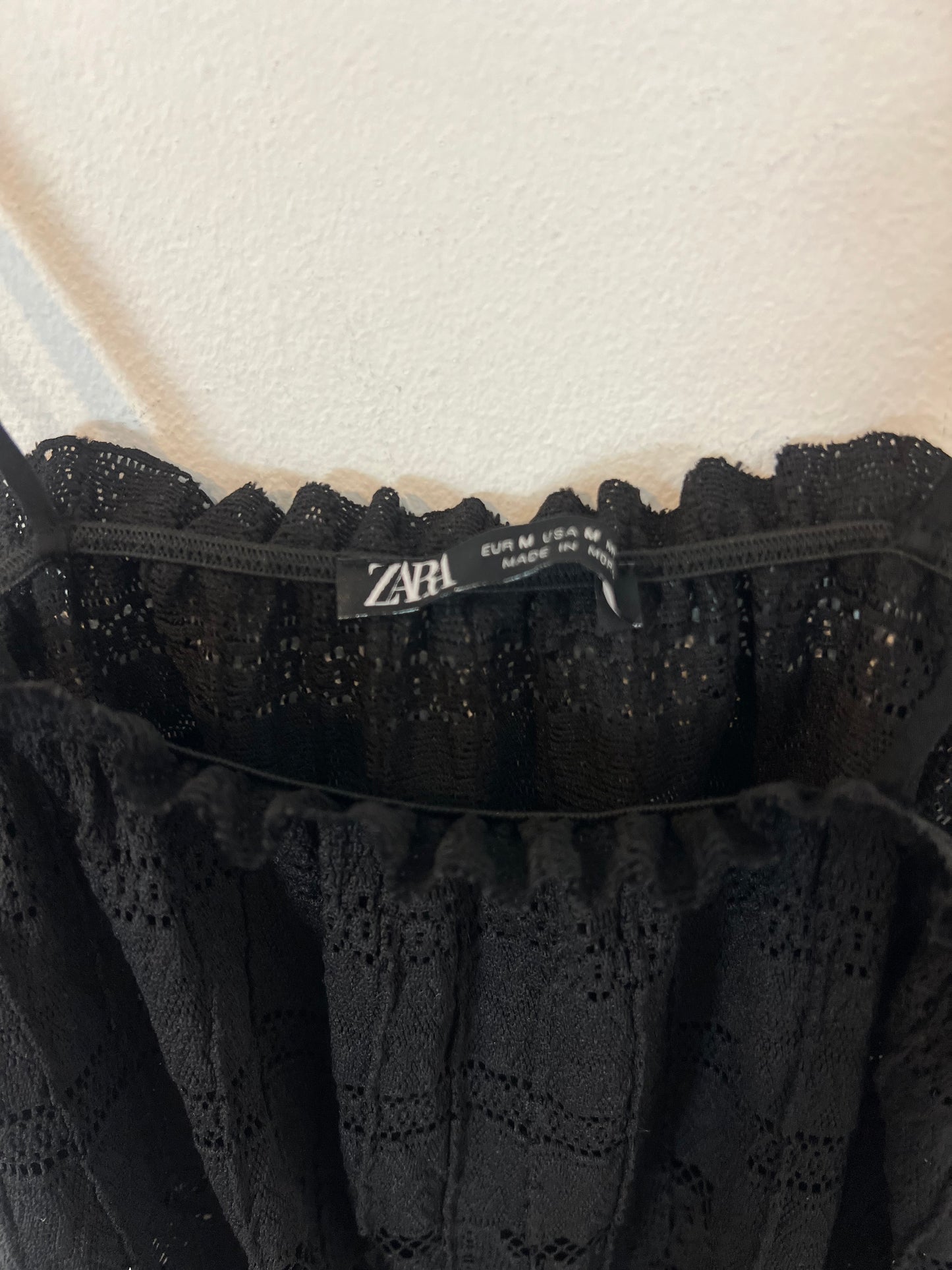 ZARA. Top negro troquelado T.m