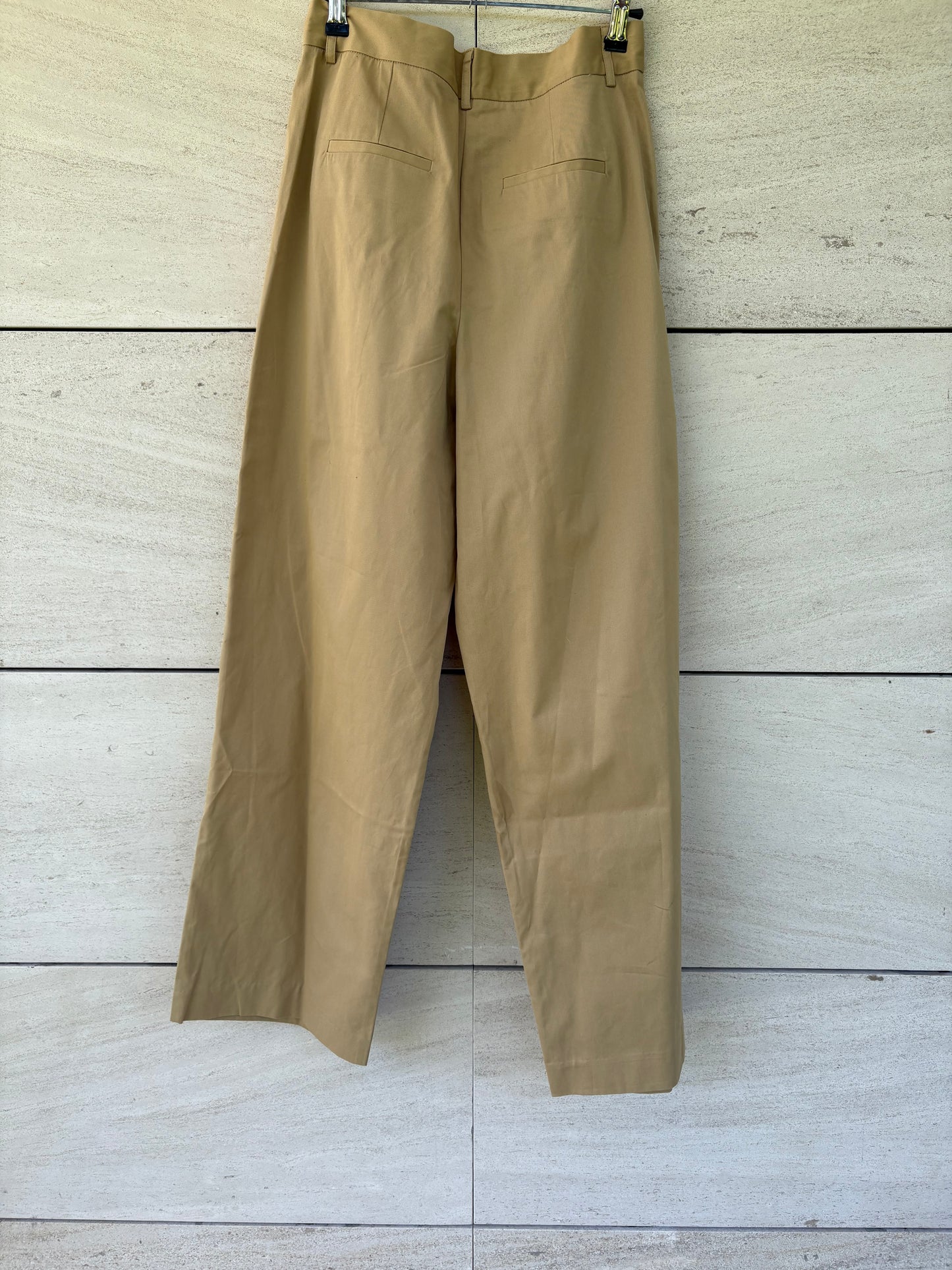 INTROPIA. Pantalón beige pinzas cintura ajustable