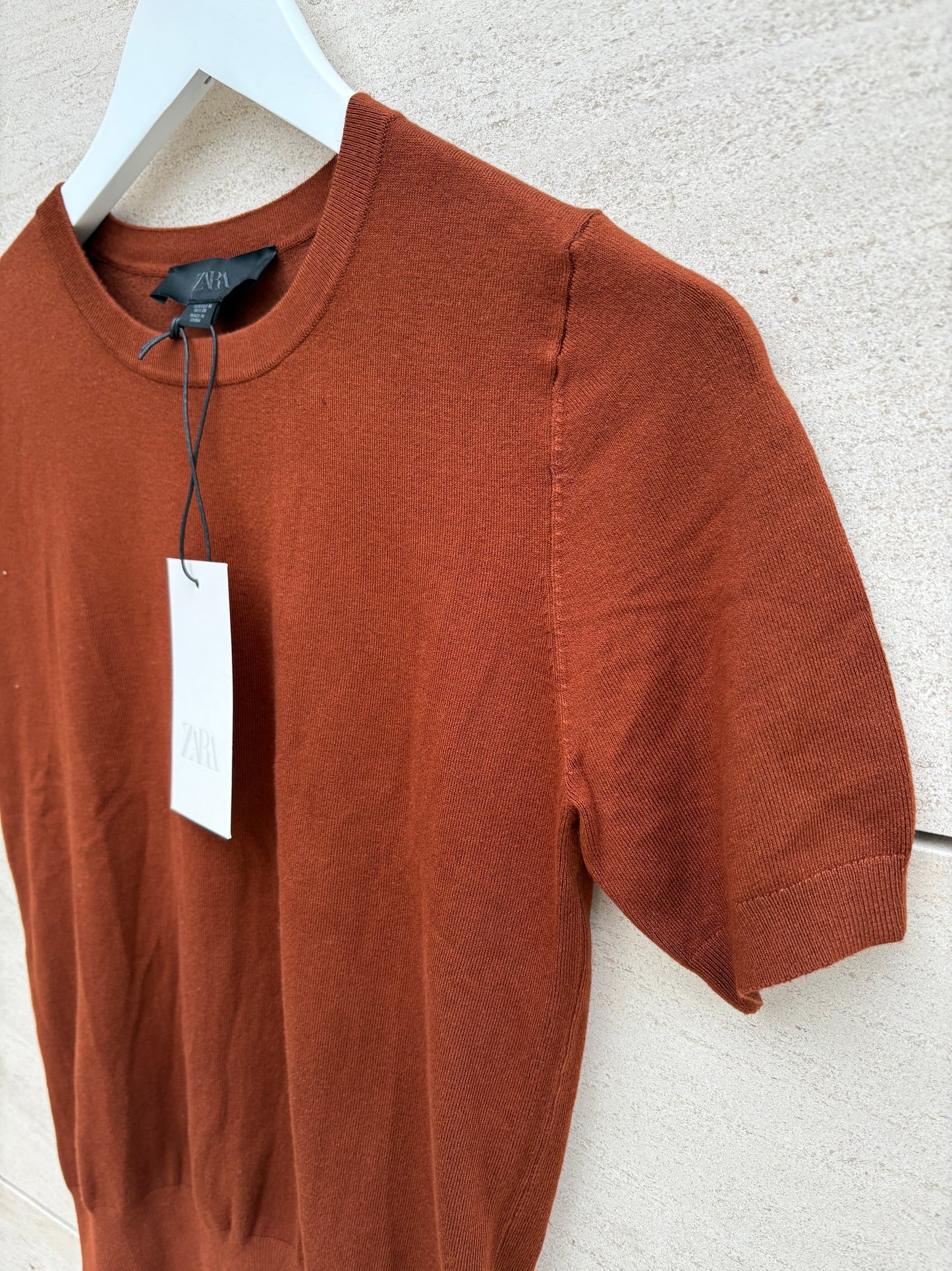 ZARA. Top punto granate