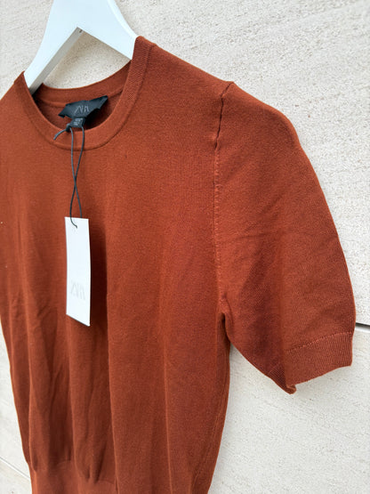 ZARA. Top punto granate