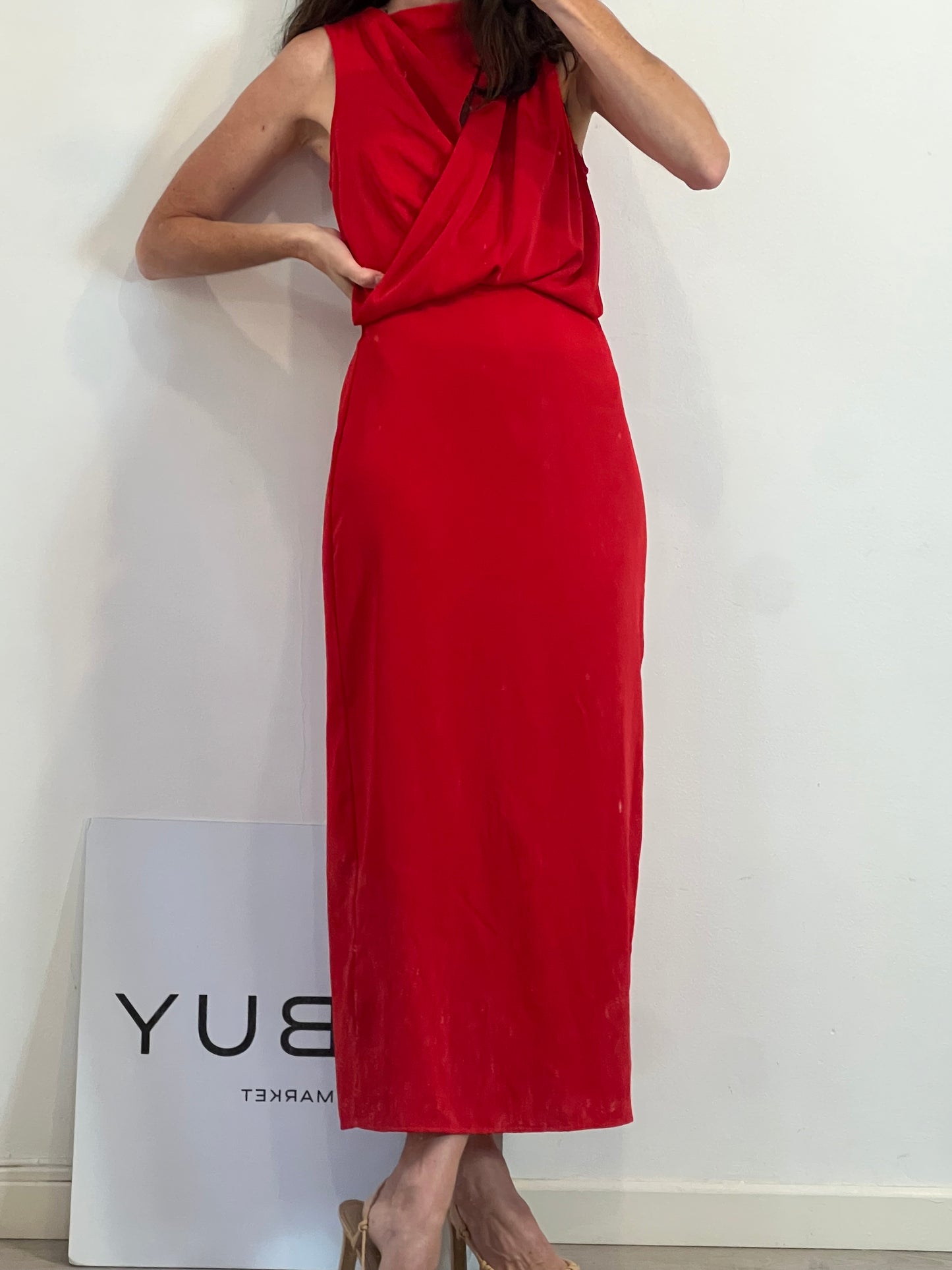 ZARA. Vestido midi rojo detalle escote