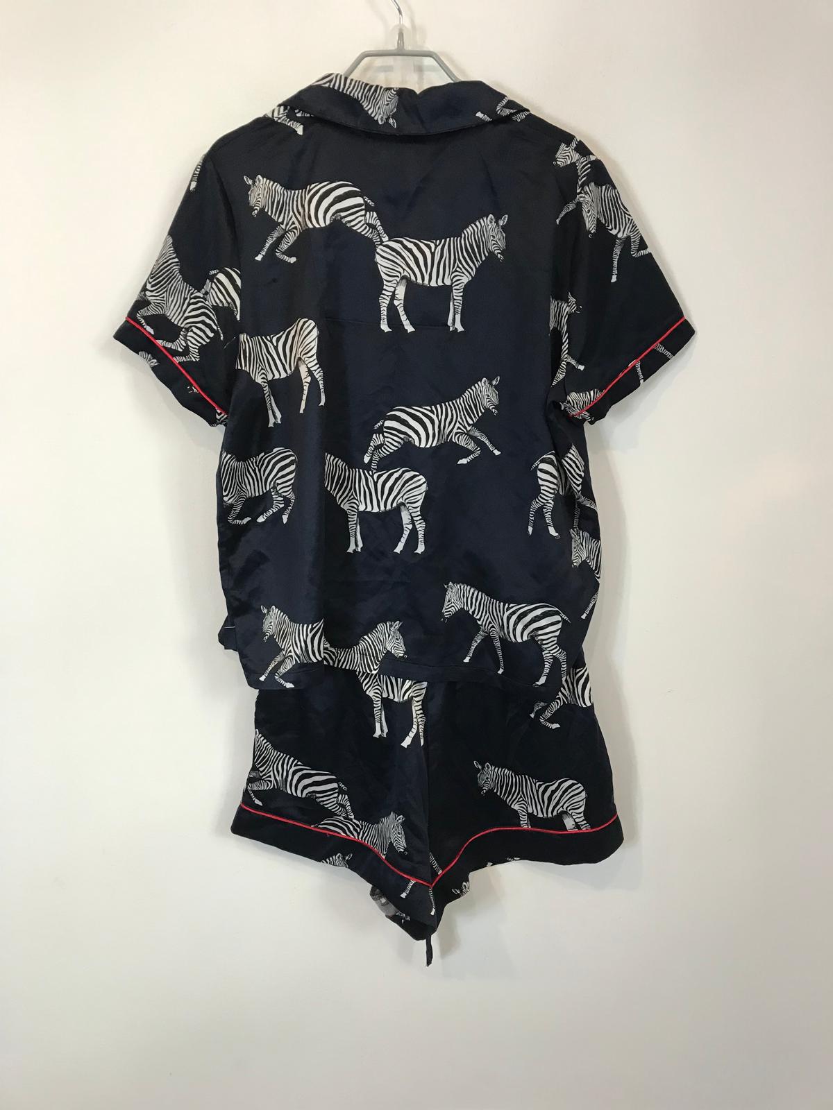 CHELSEA PEERS. Conjunto estampado cebras azul