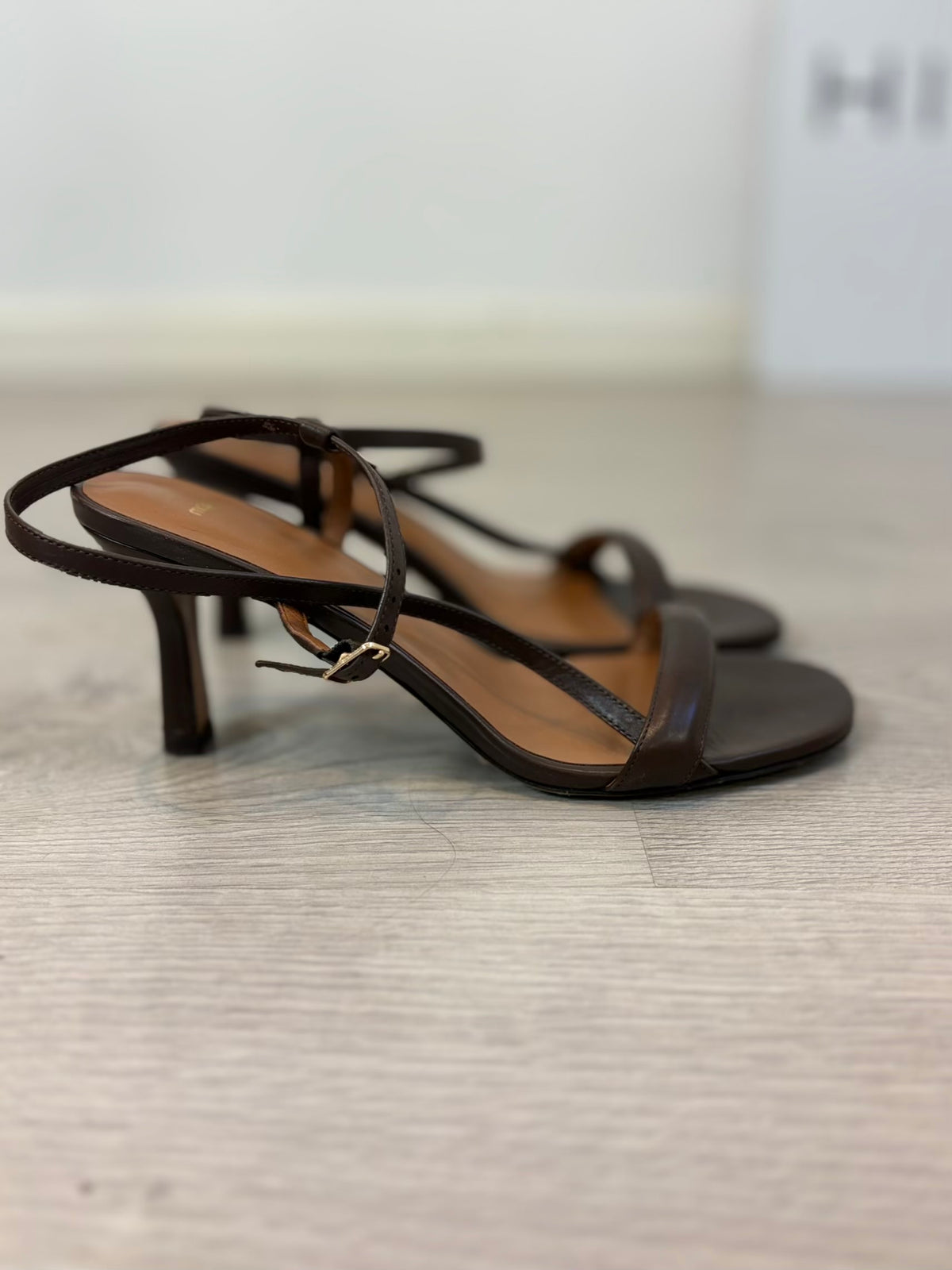 MAJE. Sandalias de piel con tiras. T 39