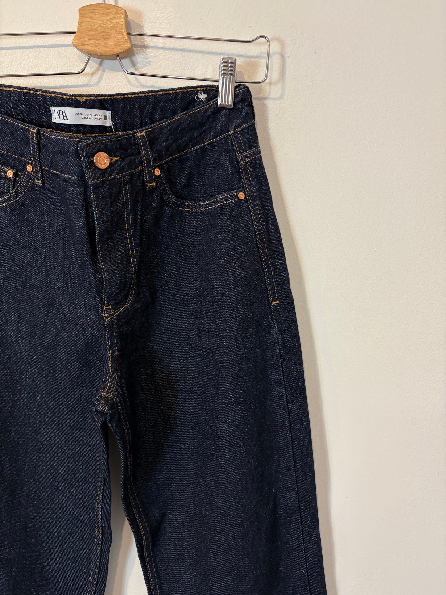 ZARA. Denim oscuro pata ancha