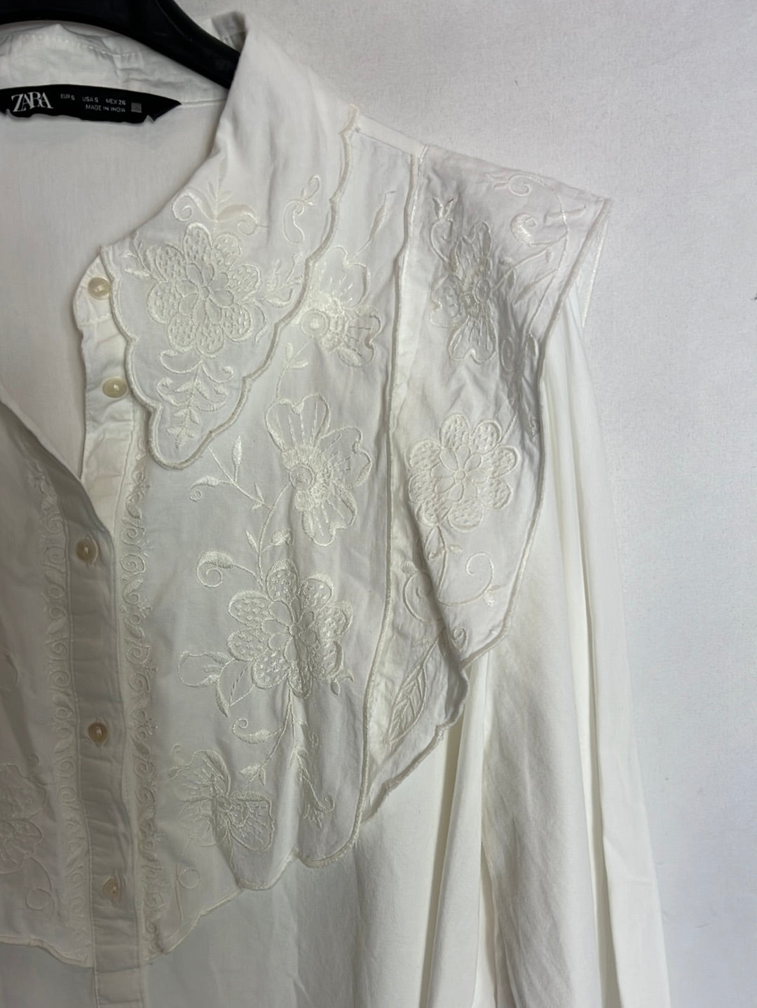 ZARA. Blusa blanca bordados. TS
