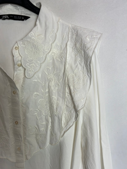 ZARA. Blusa blanca bordados. TS