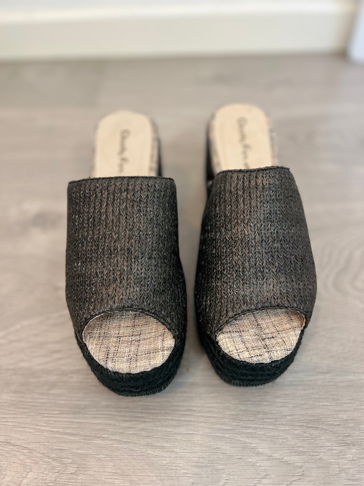 CHARLY FOX. Plataformas negras rafia T.39