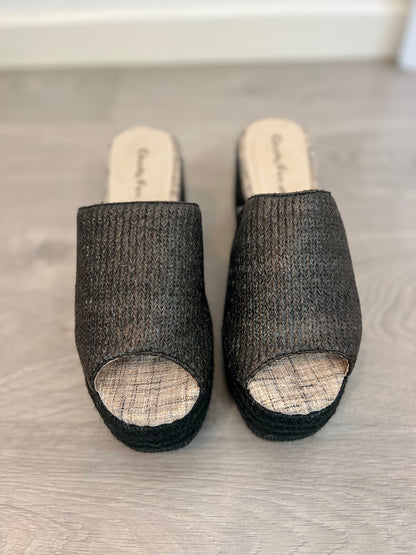 CHARLY FOX. Plataformas negras rafia T.39