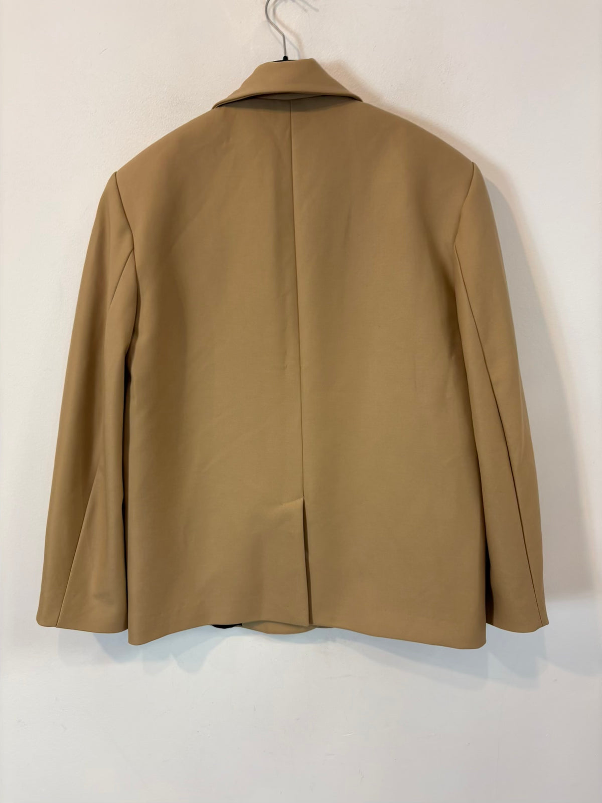 ZARA. Traje de chaqueta beige sastre