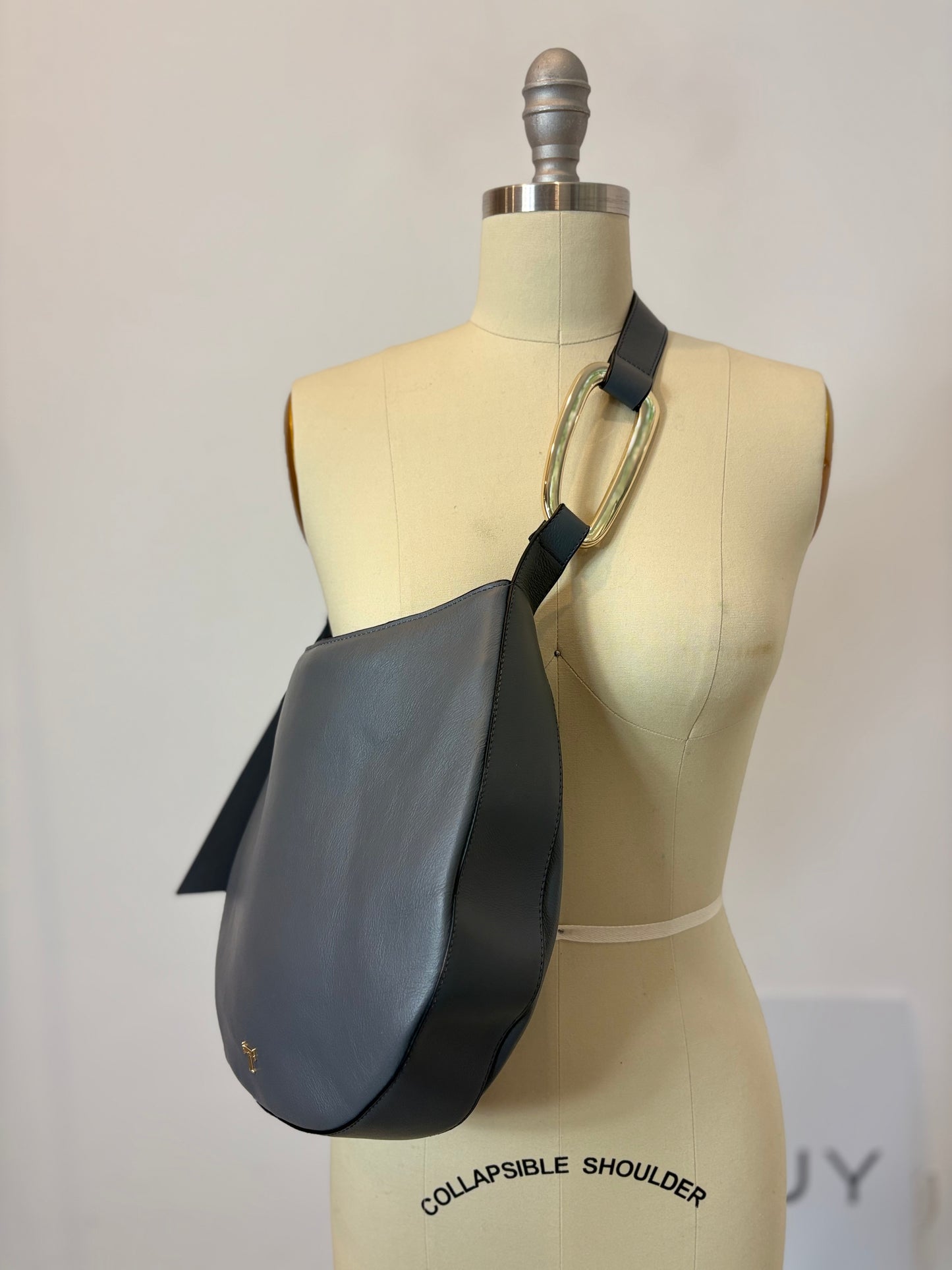 LATOUCHE. Bolso mediano piel plomo