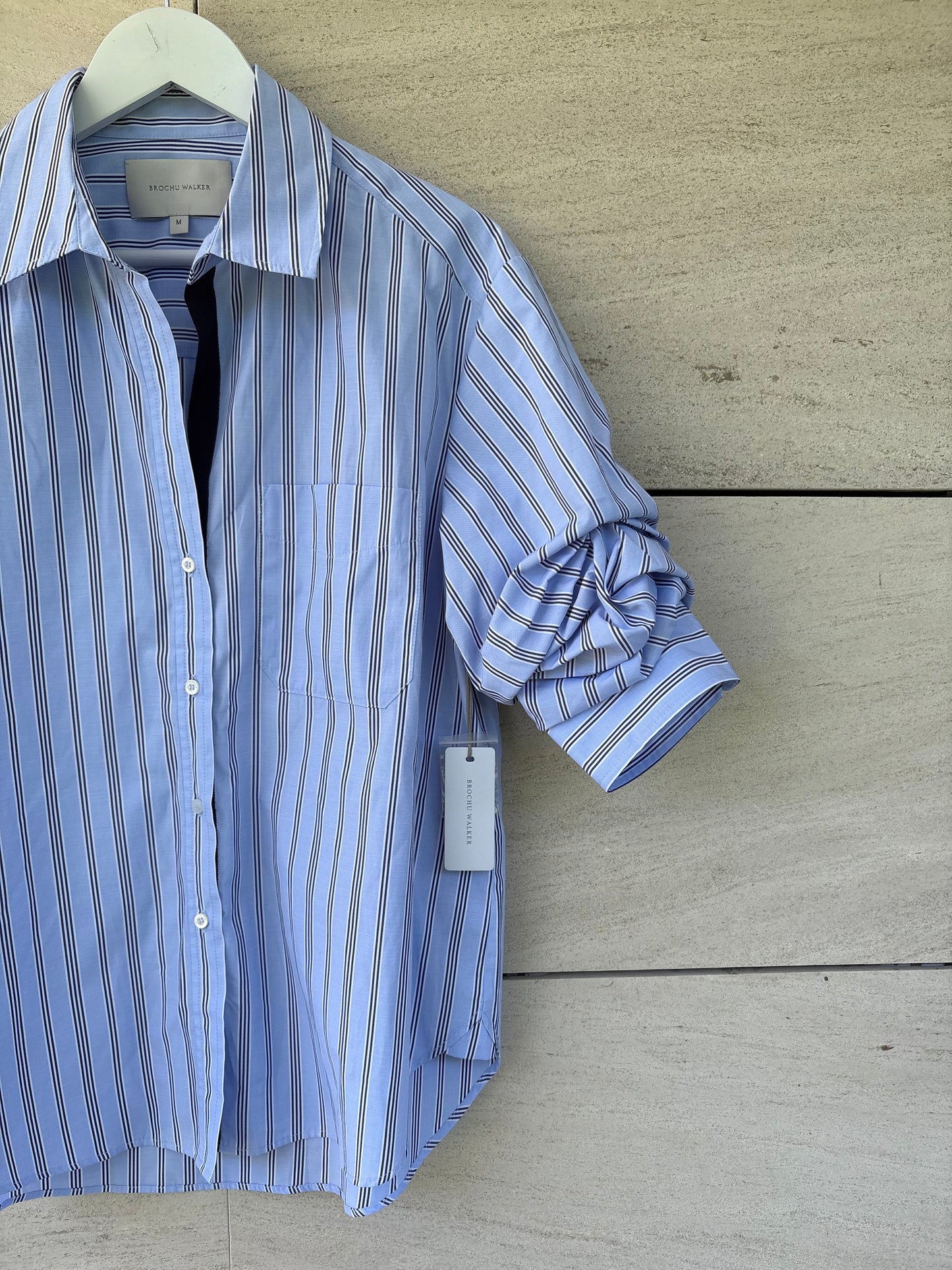 BROCHU WALKER. Camisa de rayas con detalle mangas