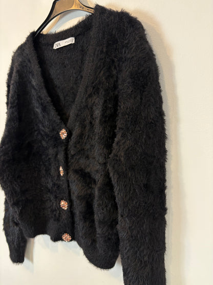 ZARA. Chaqueta punto efecto pelo botón joya