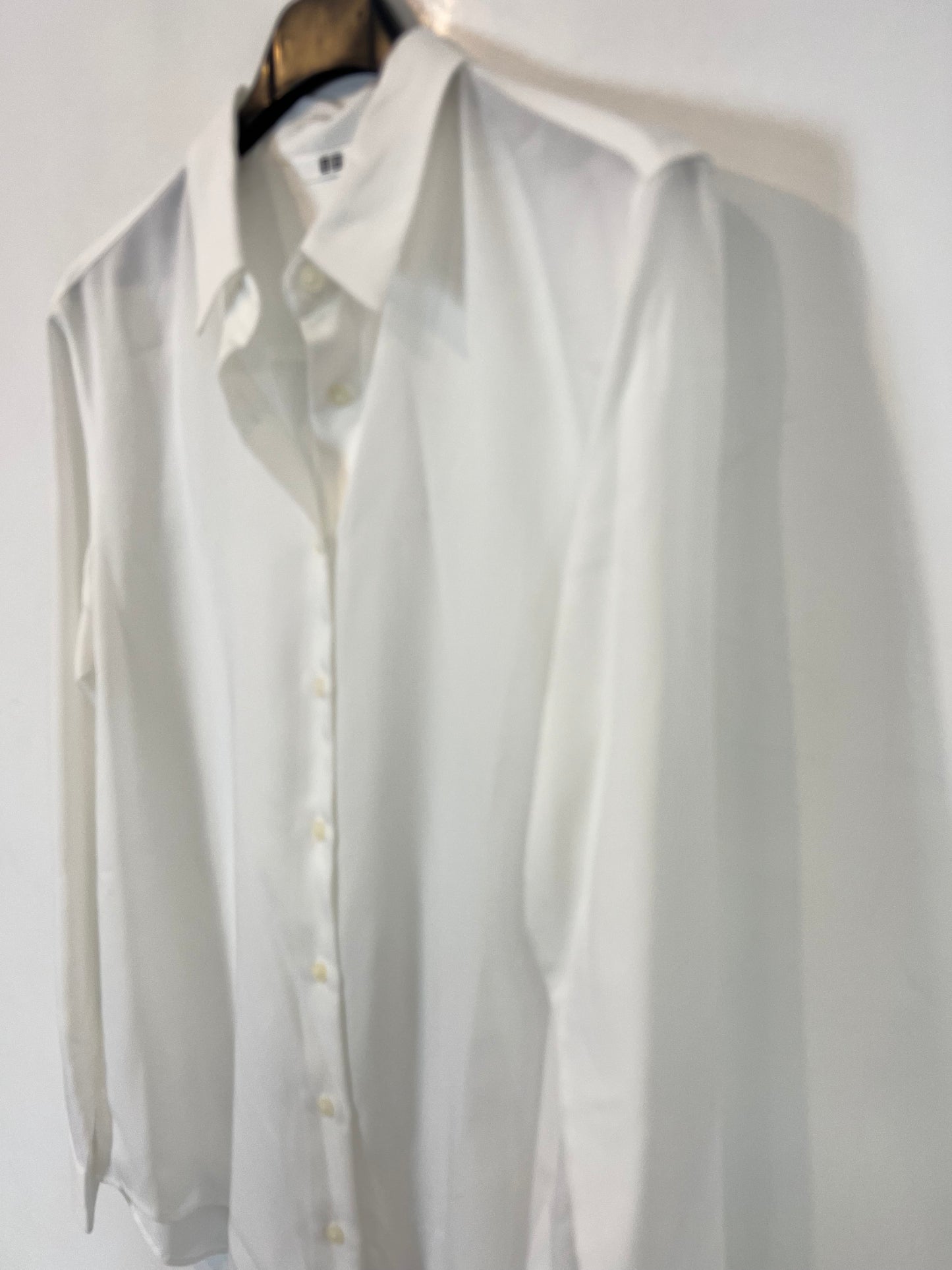 UNIQLO. Camisa blanca fluida. T XS