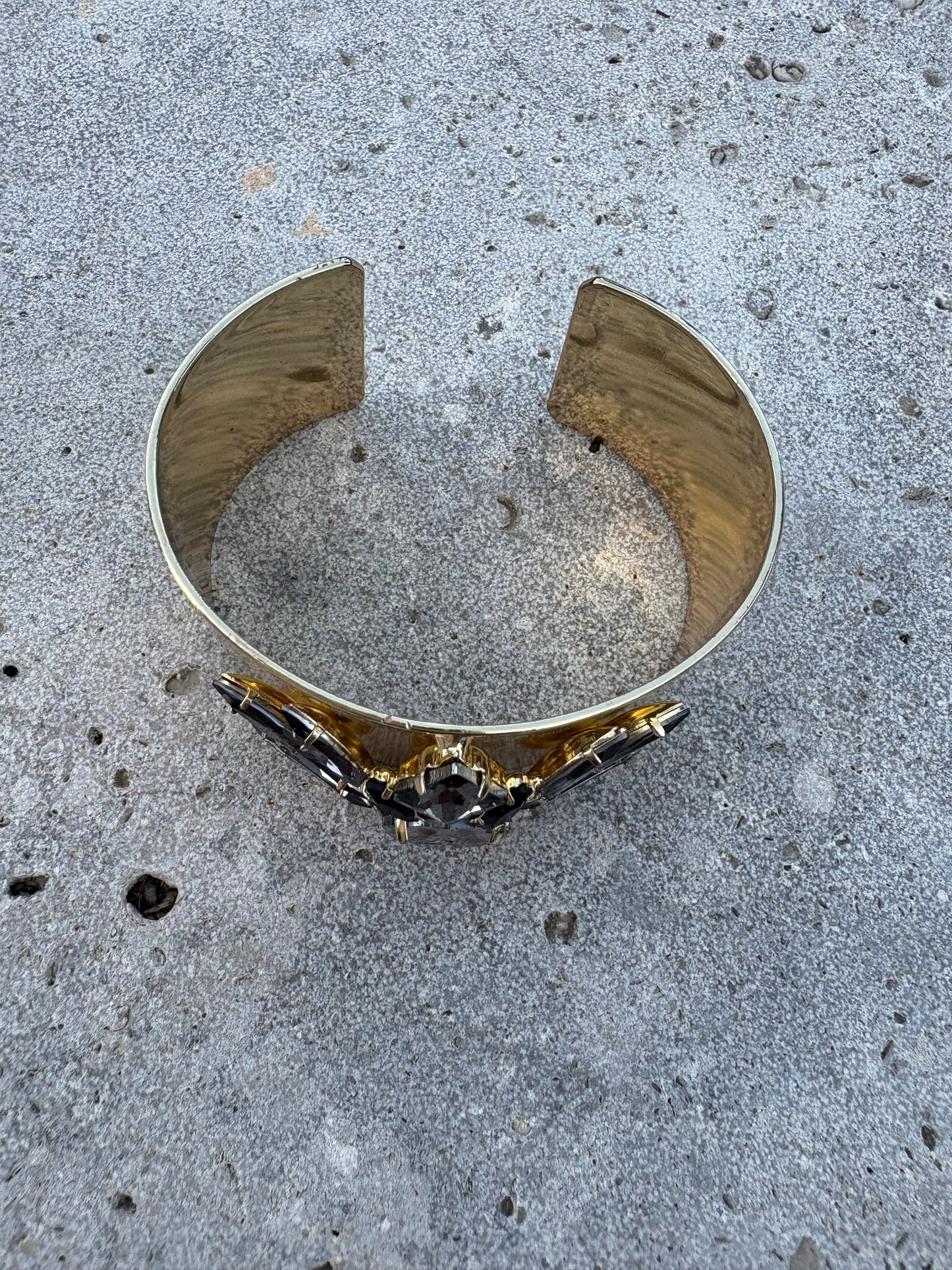 OTRAS. Pulsera dorada rígida