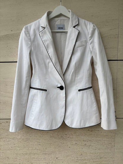 MOSCHINO. Blazer blanca detalles en negro