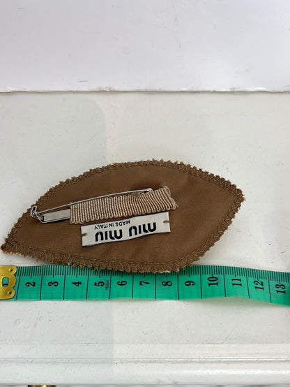 MIU MIU. Broche tela y pedrería