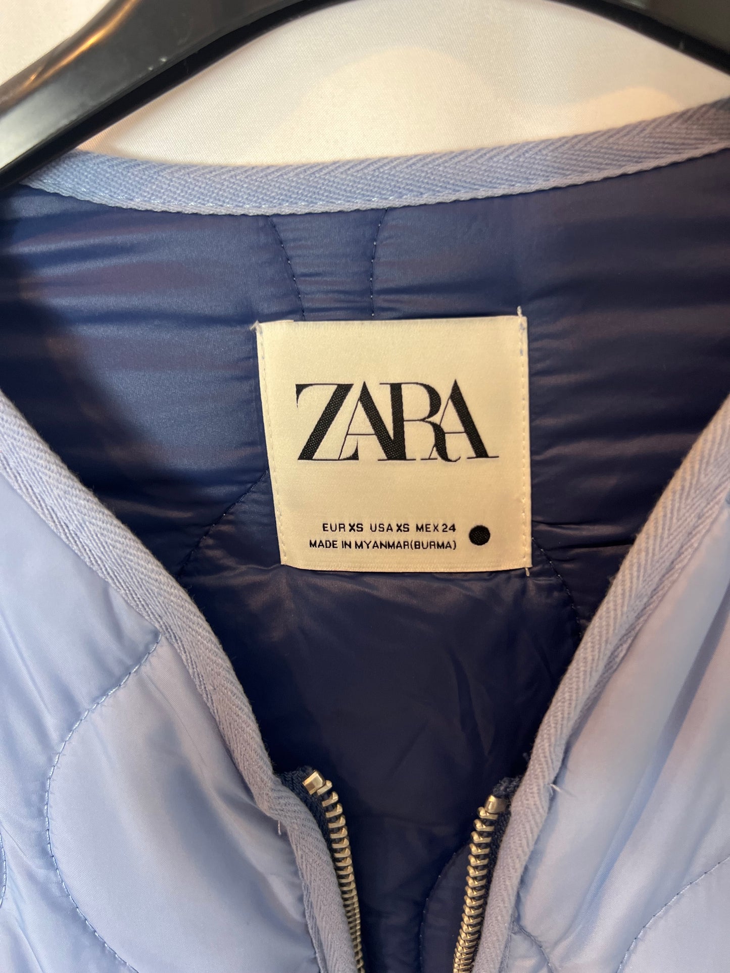 ZARA. Plumas azul bolsillos T.xs