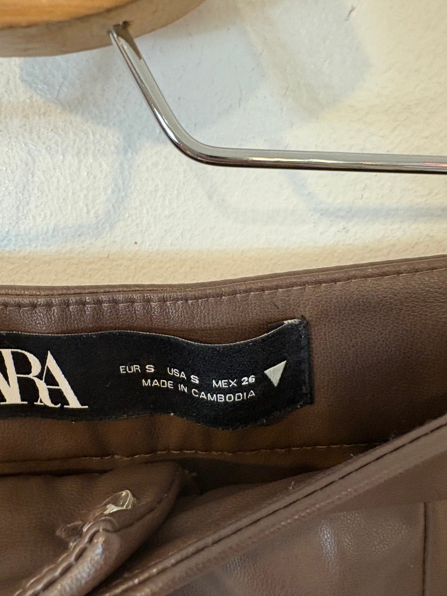 ZARA. Bermuda marrón efecto piel