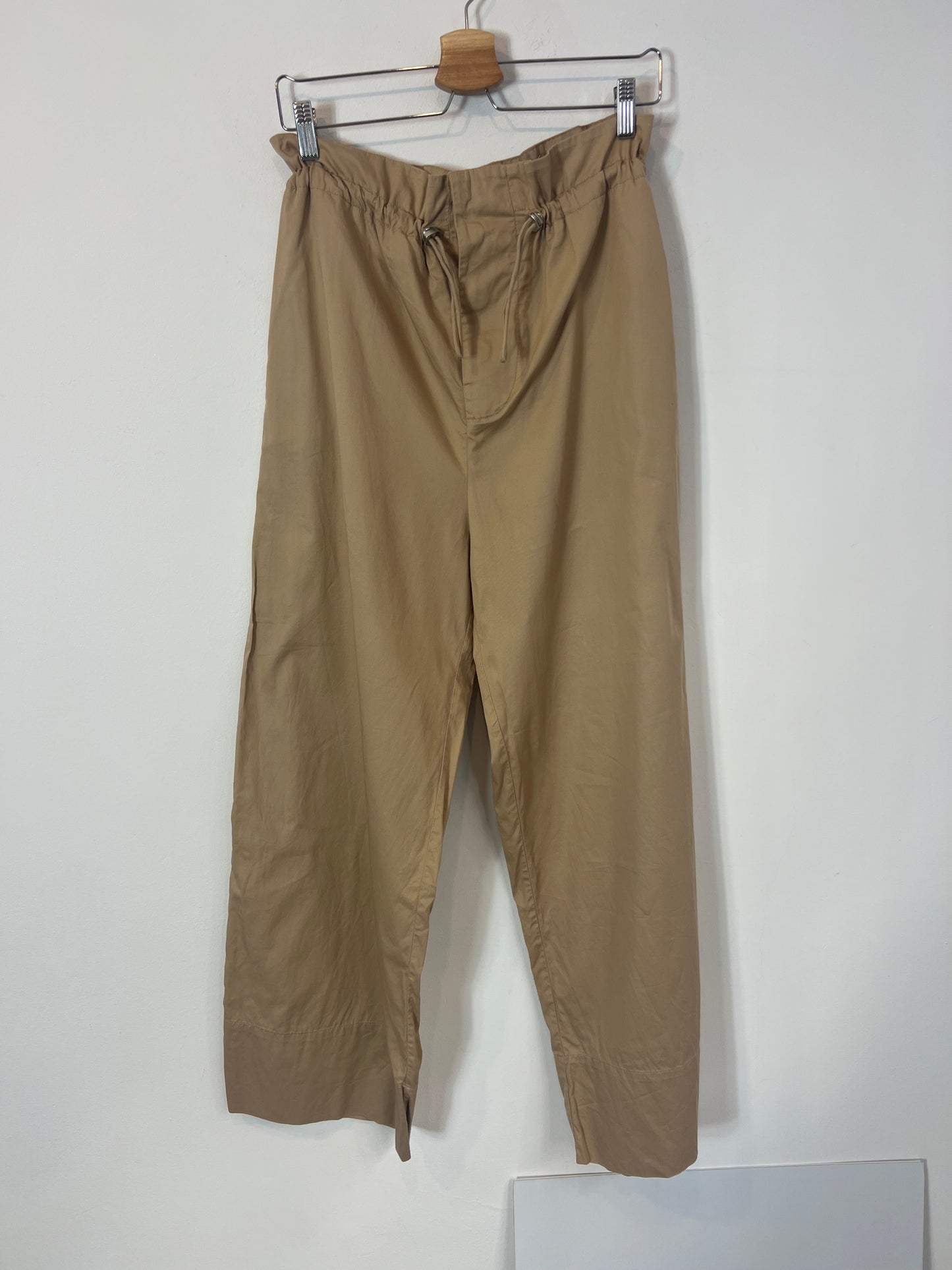 ZARA. Pantalón camel fluido detalle cintura. T S