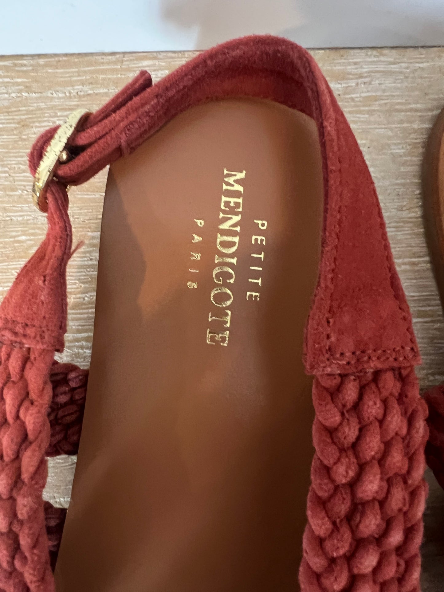 PETITE MENDIGOTE. Sandalia plana piel teja. T 39