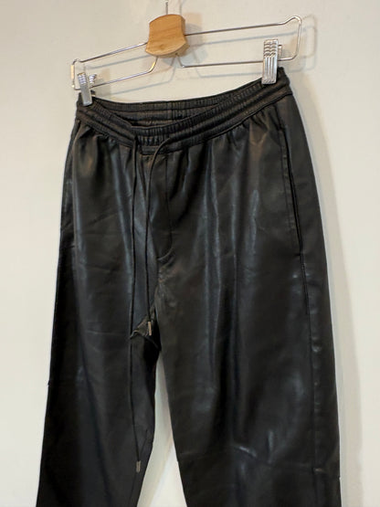 MANGO. Pantalón negro efecto piel