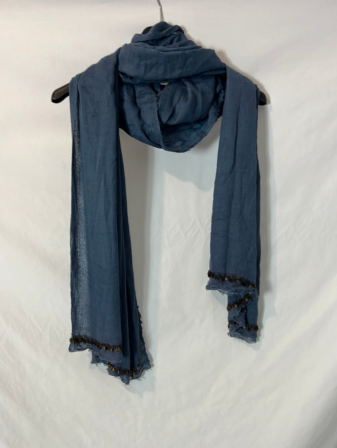 OTRAS. Fular azul detalle abalorios