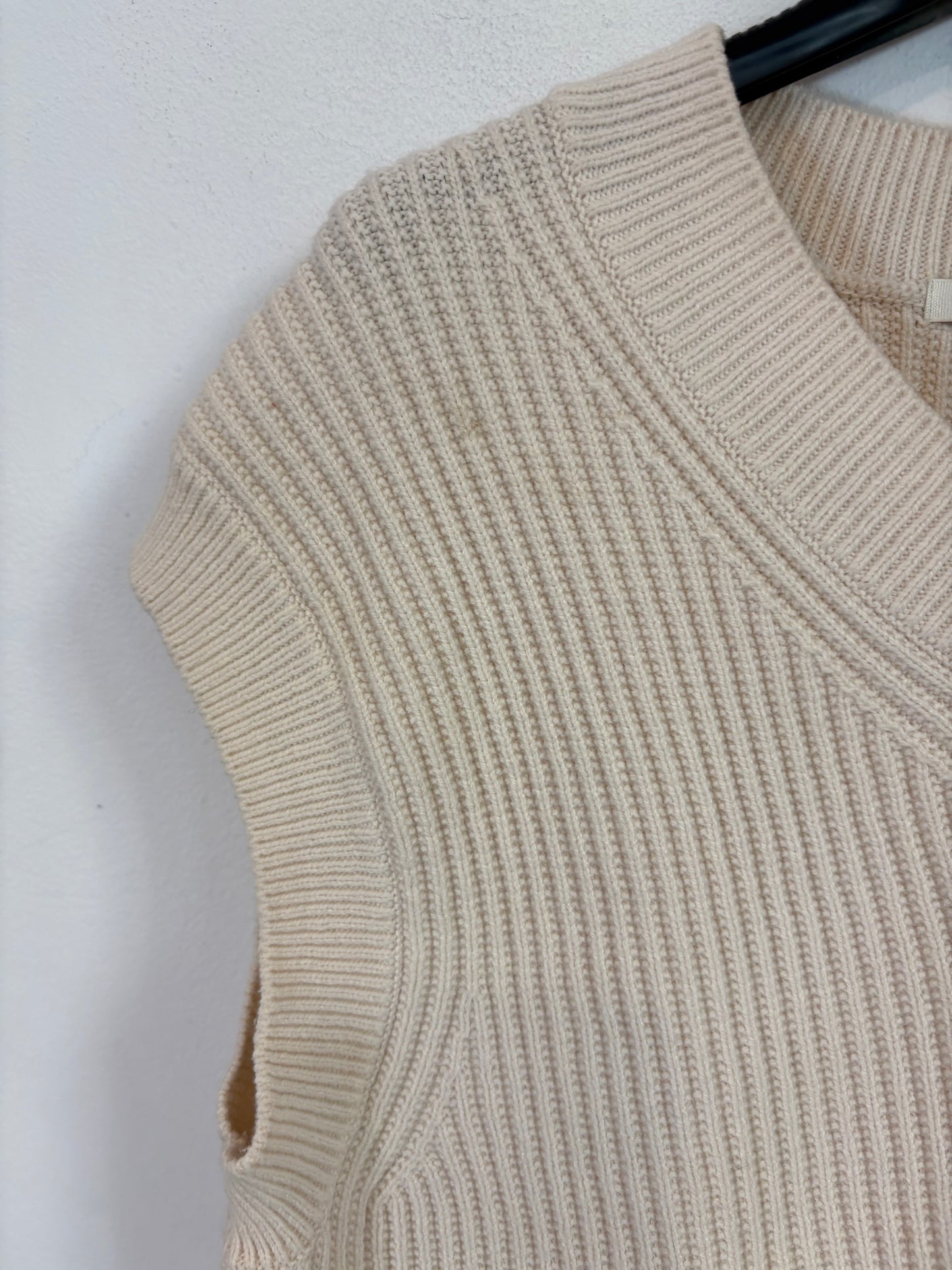 UNIQLO. Beige sleeveless sweater. TM