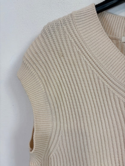 UNIQLO. Beige sleeveless sweater. TM