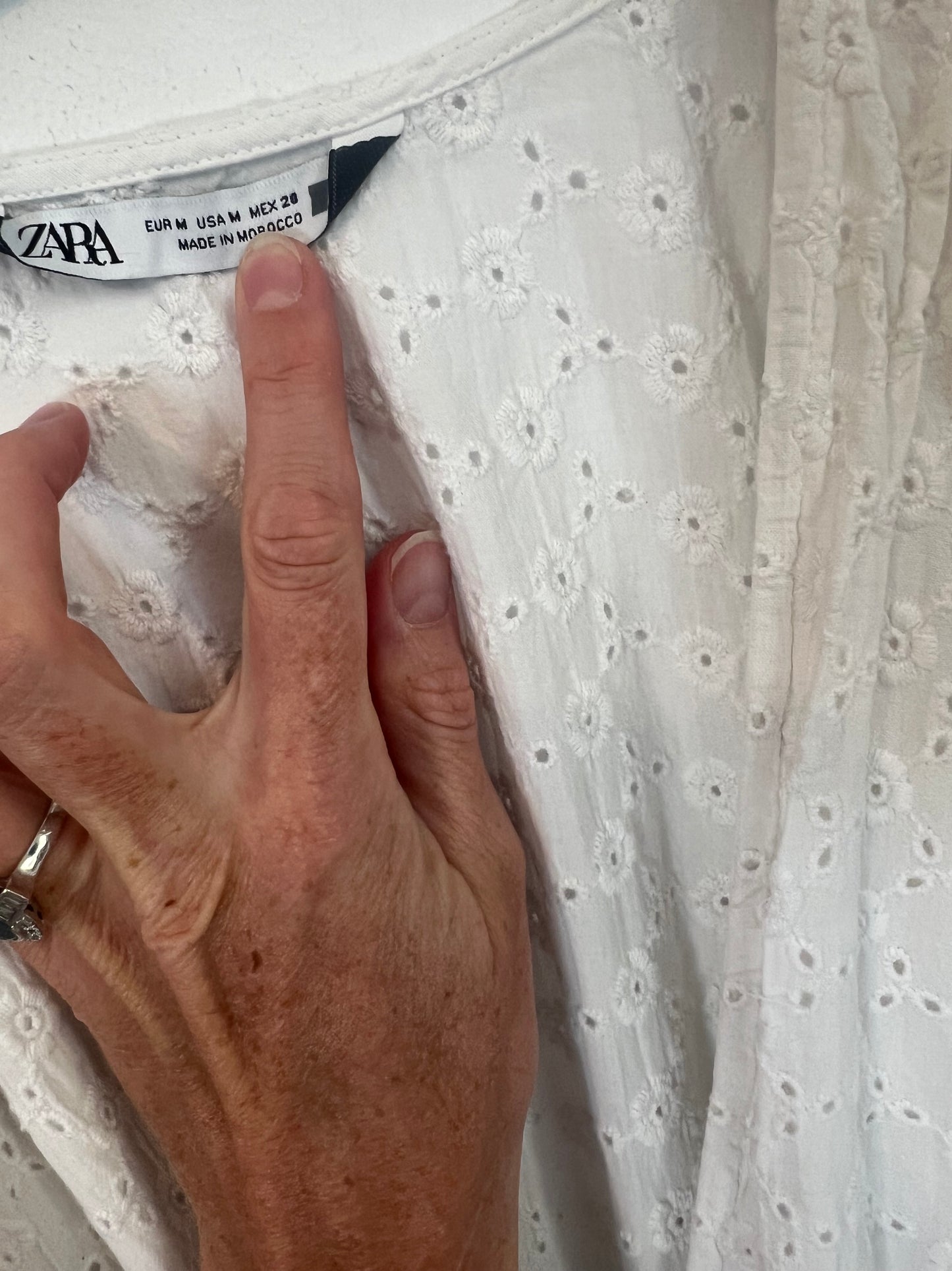 ZARA. Vestido blanco troquelado T.m