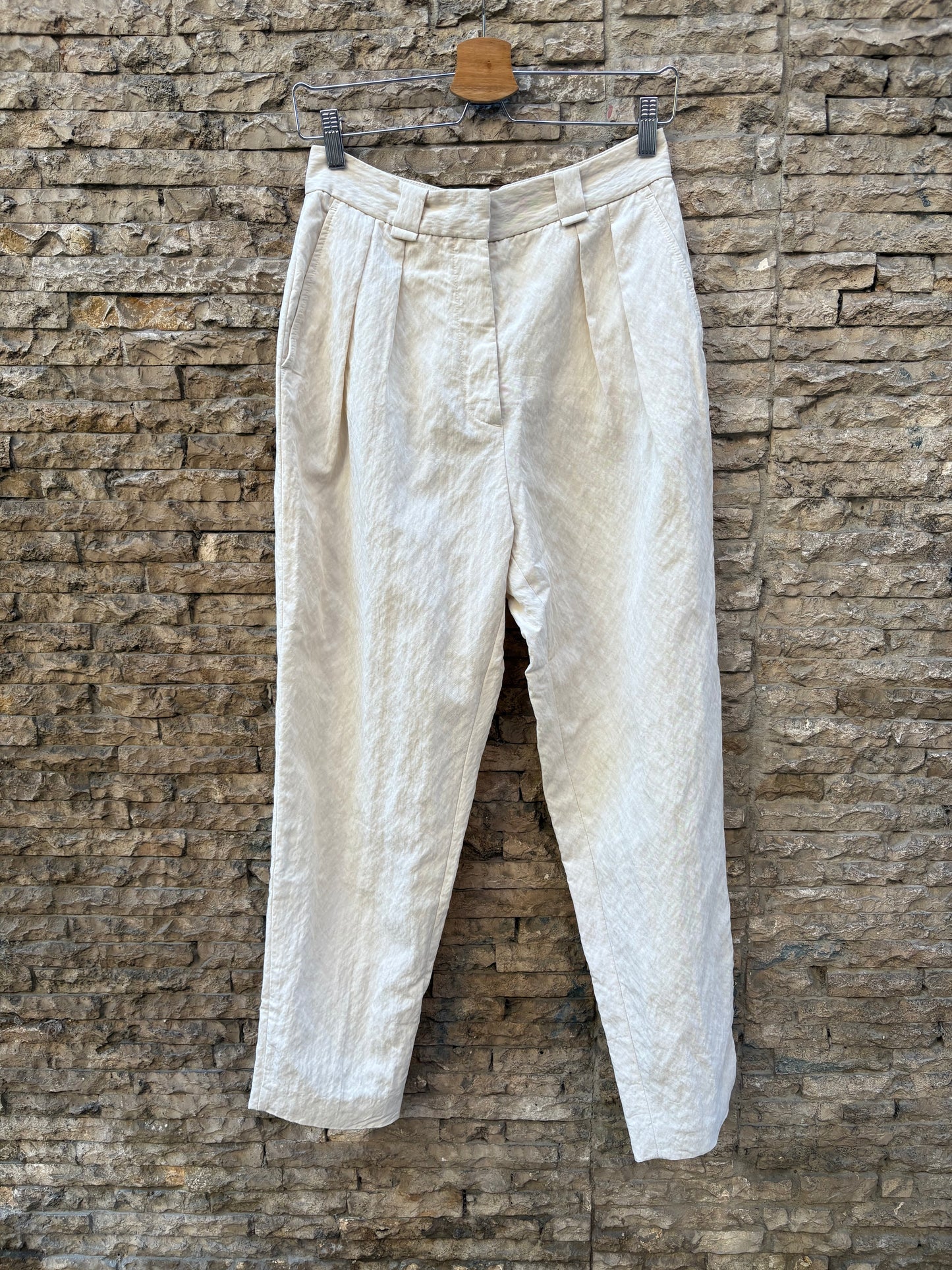 MASSCOB. Pantalón pinzas beige textura