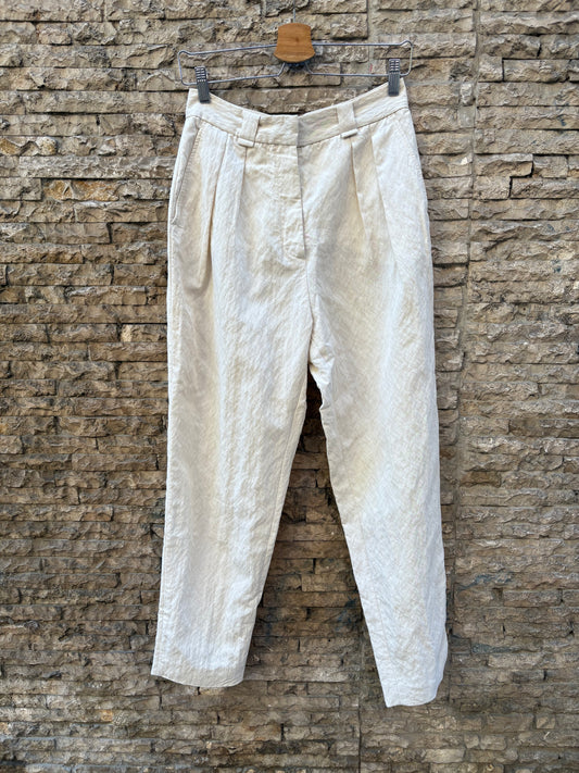 MASSCOB. Pantalón pinzas beige textura