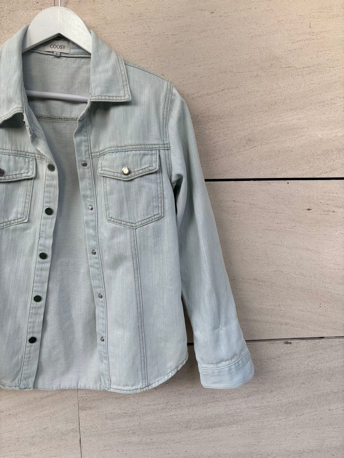 COOSY. Camisa denim azul claro