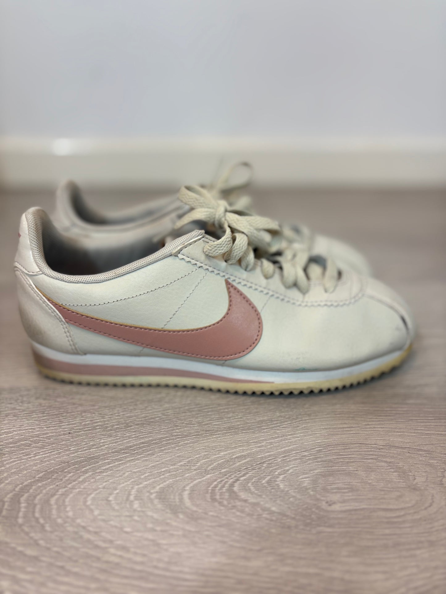 NIKE. Zapatillas piel logo rosa. T 40,5