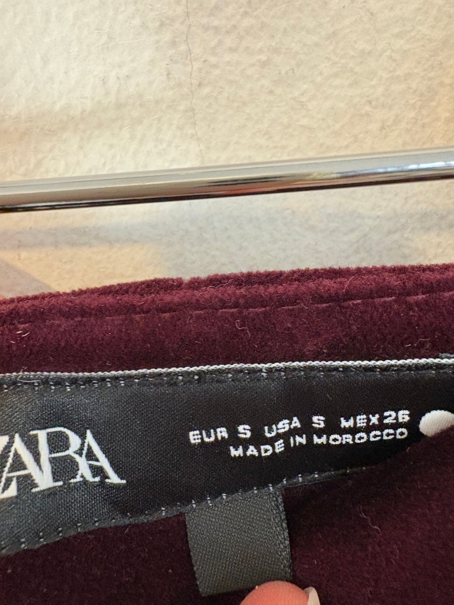 ZARA. Pantalón burdeos terciopelo