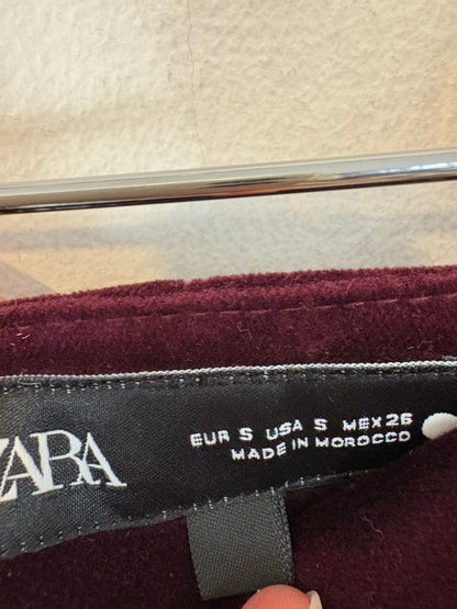ZARA. Pantalón burdeos terciopelo