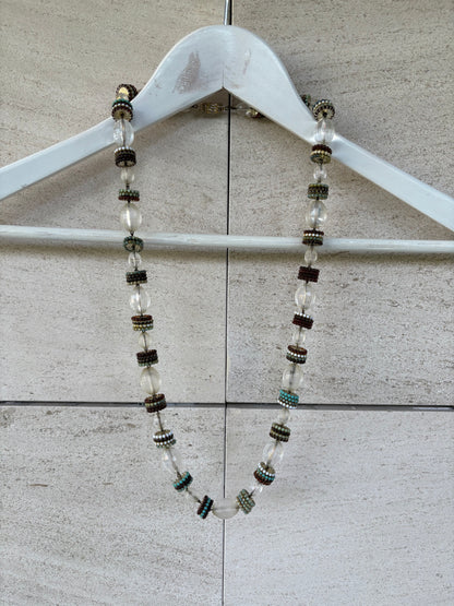 OTRAS. Collar largo detalle cierre